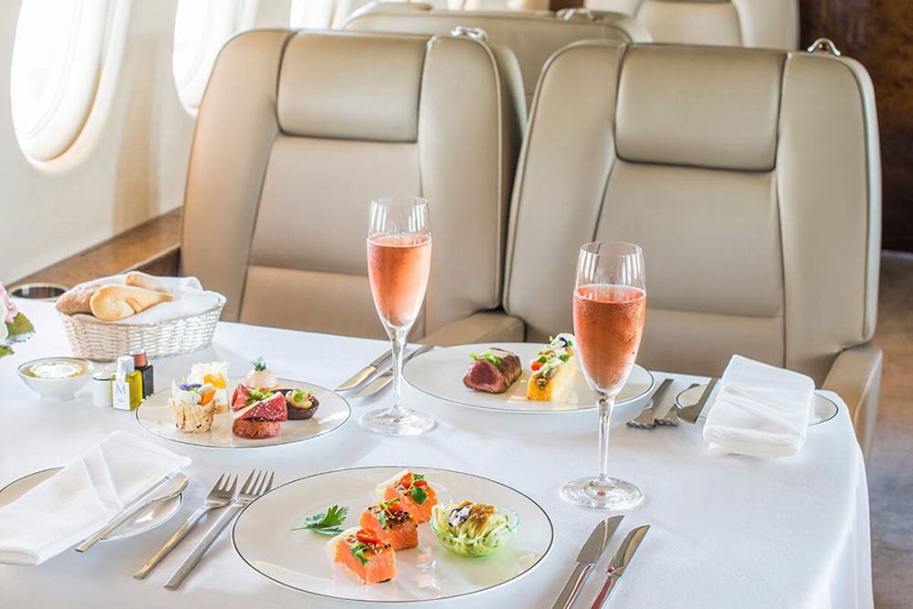 Wat voor catering is er aan boord van een privé jet? Wat voor catering is er aan boord van een privé jet?